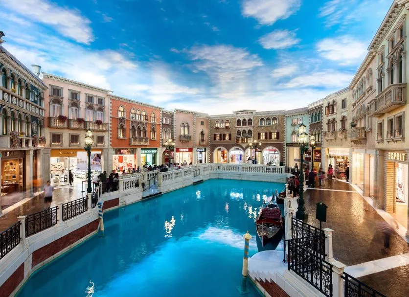 威尼斯人室内运河，贡多拉船穿行于人工水道